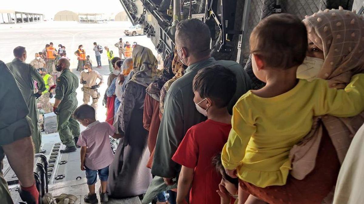 Embarque del segundo vuelo español sale de Kabul a Dubái con unos 110 afganos.