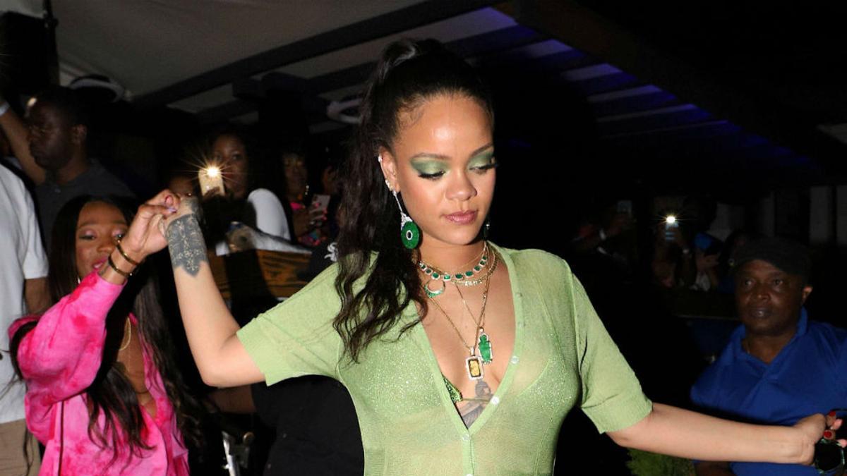 Rihanna con shorts y cardigan verde por las calles de Barbados
