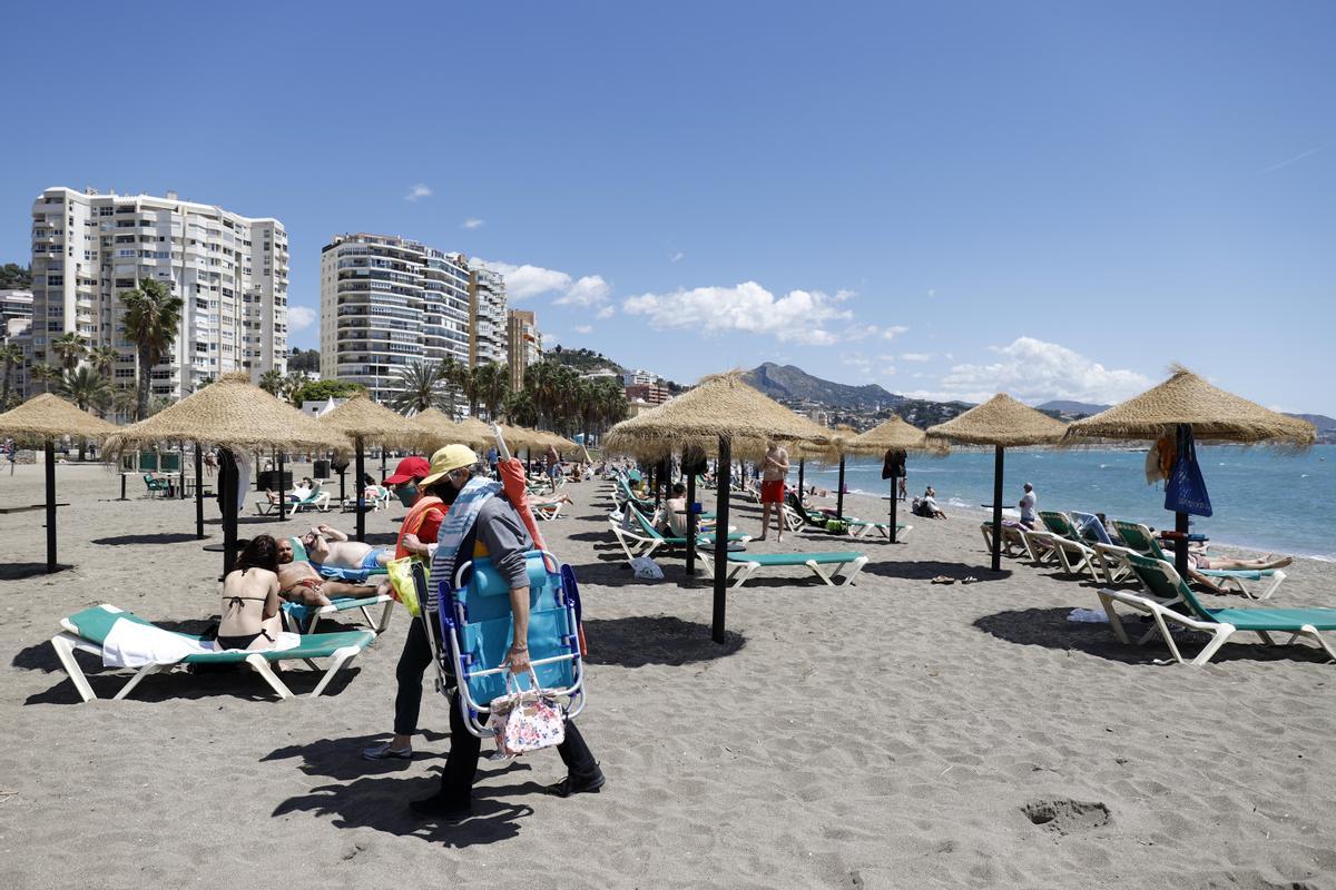 02-05-2021 Malagueños y visitantes disfrutan de las playas  de la capital durante el primer fin de semana de apertura de la movilidad entre provincias y coincidiendo con la primera semana del mes de mayo, en la imagen la playa de la Malagueta, a 02 de mayo del 2021, en Málaga a 02 de mayo 2021 POLITICA Álex Zea - Europa Press