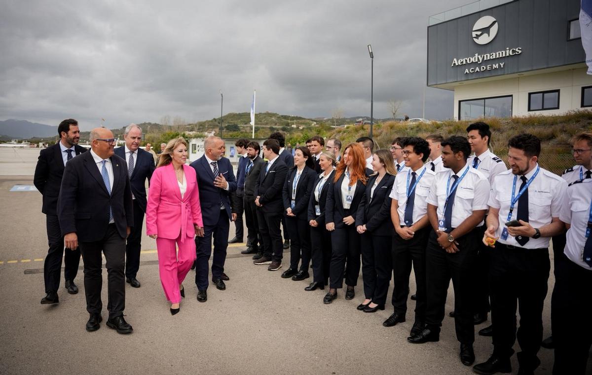 La consejera de Economía, Carolina España, durante su visita en Vélez-Málaga a las instalaciones de Aerodynamics Academy.