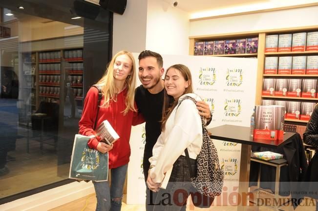 Javier Castillo firma su nueva novela, 'El día que se perdió el amor', en la Casa del Libro de Murcia