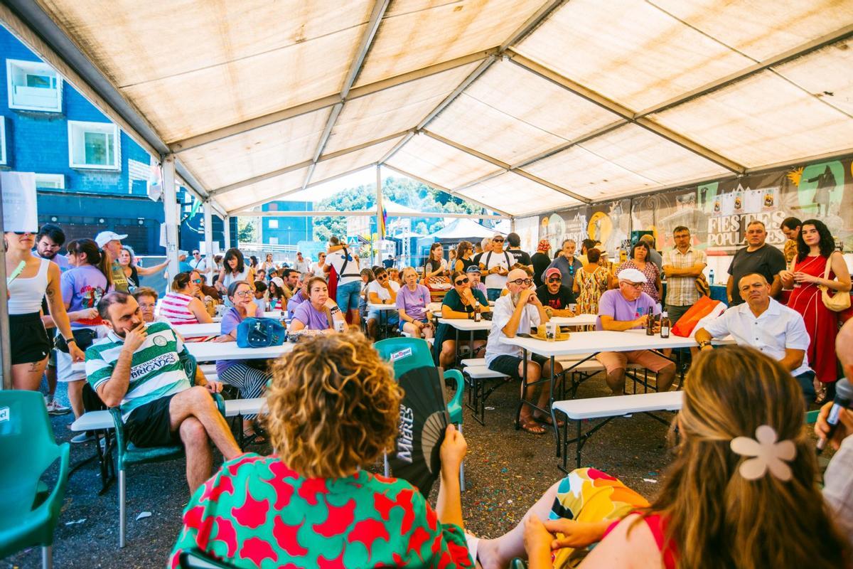 Asistentes en una de las actividades diurnas del Zarréu Fest.