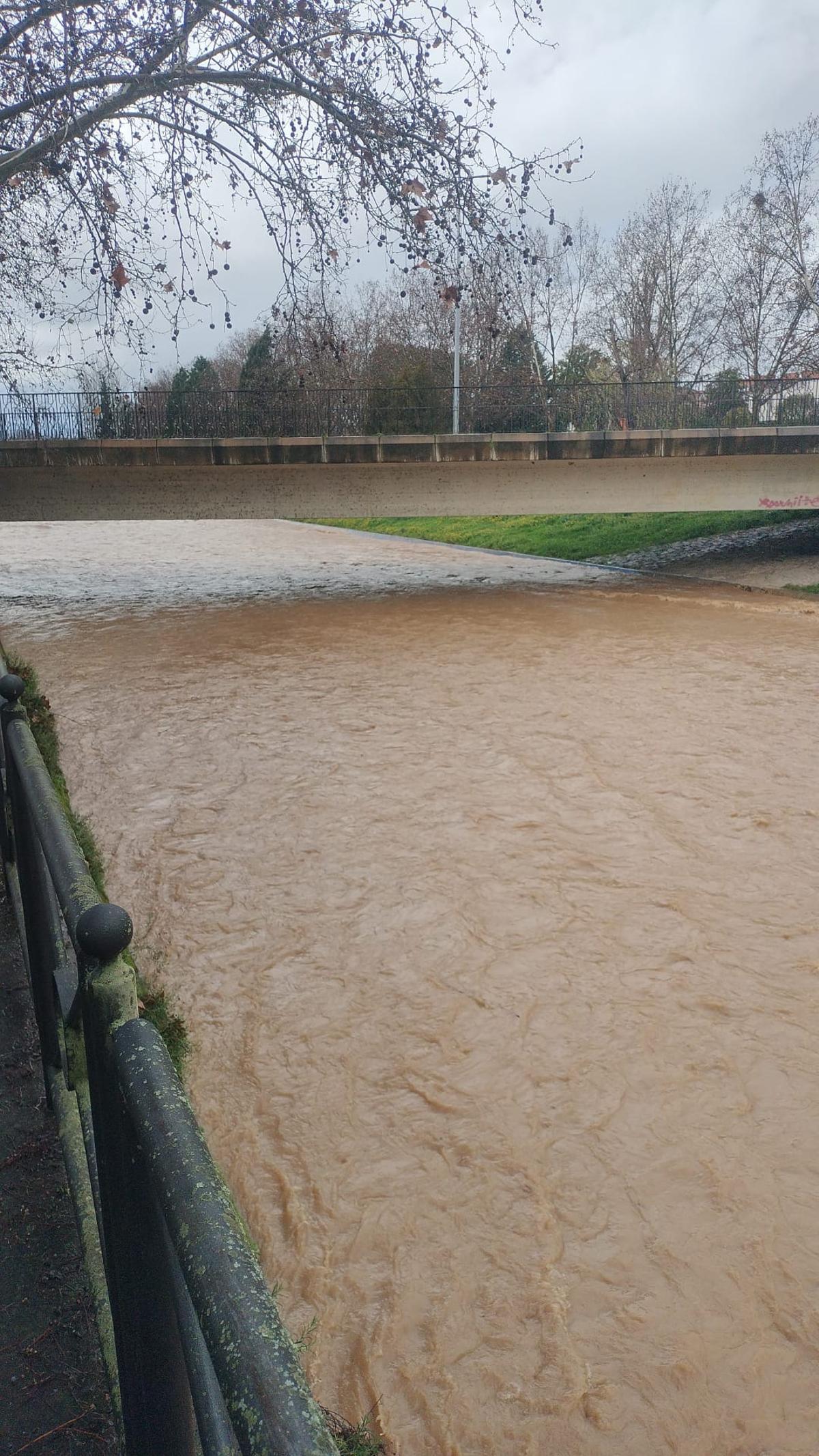 Las lluvias multiplican el caudal del río Albarregas.