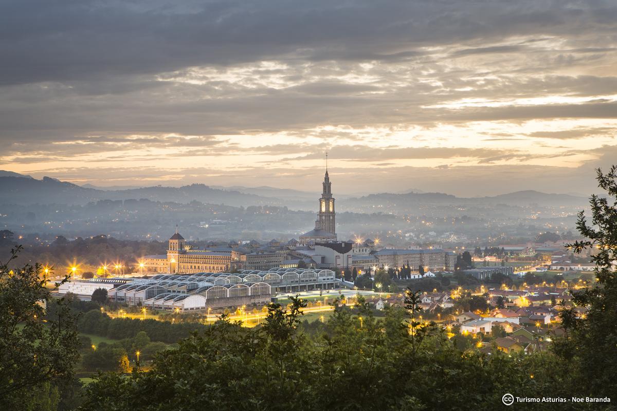 Panorámica al amanecer de la ciudad de Gijón.