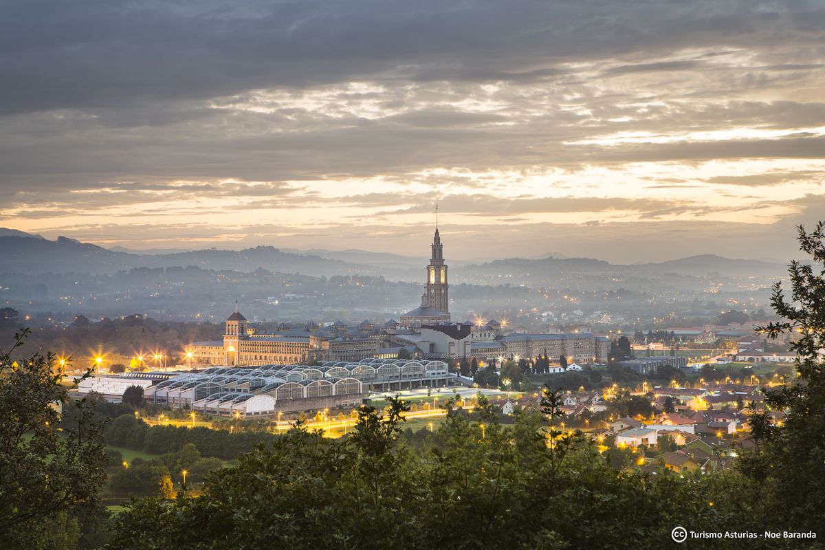 Panorámica al amanecer de la ciudad de Gijón.