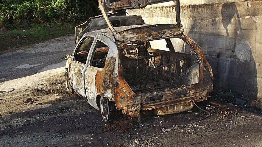 Un coche robado y quemado en Cabeiro