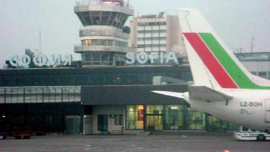 Atrapados en un aeropuerto de Bulgaria un grupo de 39 canarios por una avería en un avión