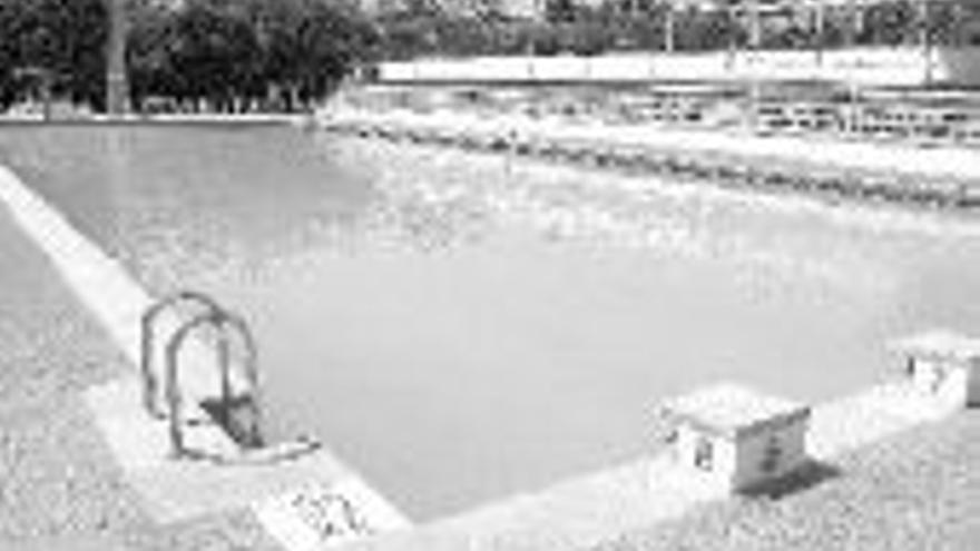 La gamberrada en la piscina deja sin agua a los vecinos