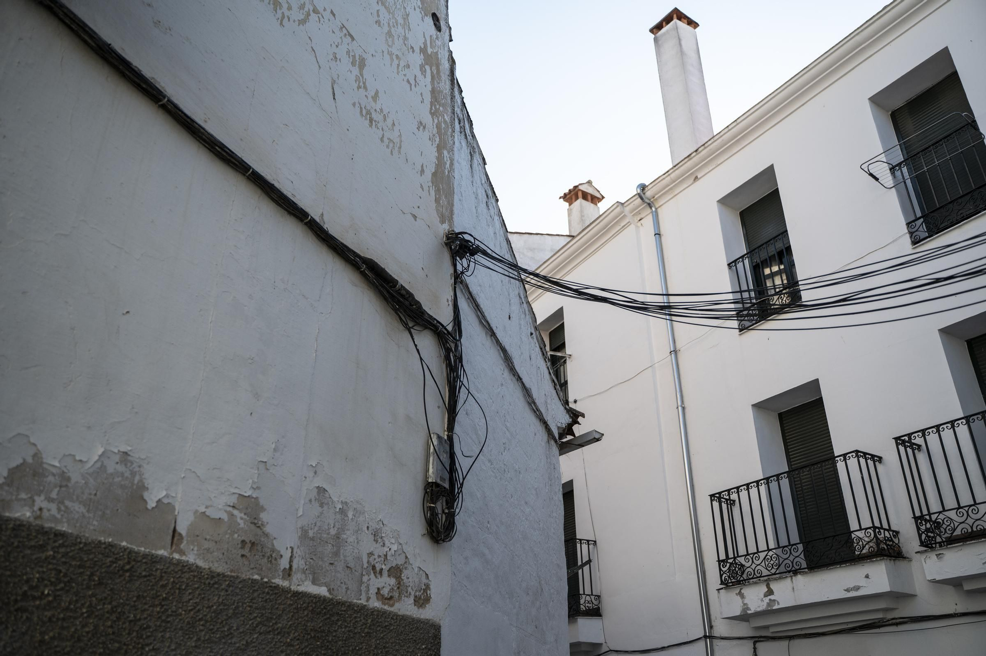 Galería | Primer paso para soterrar los cables de la parte oeste de Intramuros en Cáceres