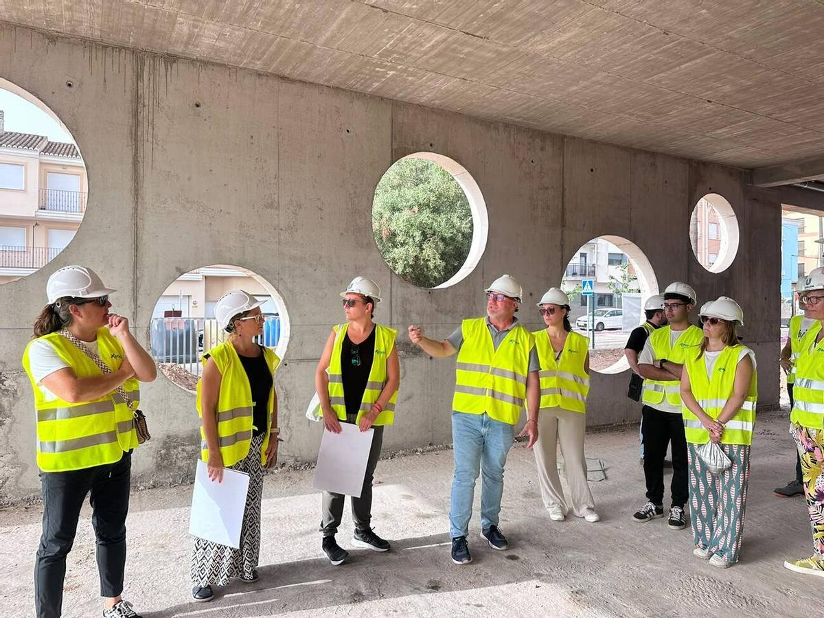 Otra imagen de la visita de este lunes al nuevo CEIP Joan Martorell de Xeraco