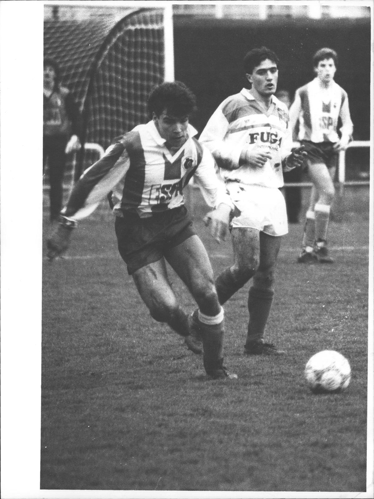 Oliveras, durant un partit amb el Banyoles, l'altre club on més va jugar