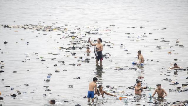 Diversos migrants a l’entrar a Ceuta el 31 de juliol passat.
