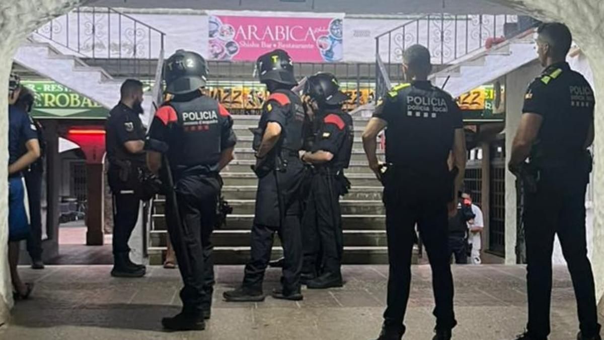 Un moment de l'actuació policial als Arcs d'Empuriabrava.