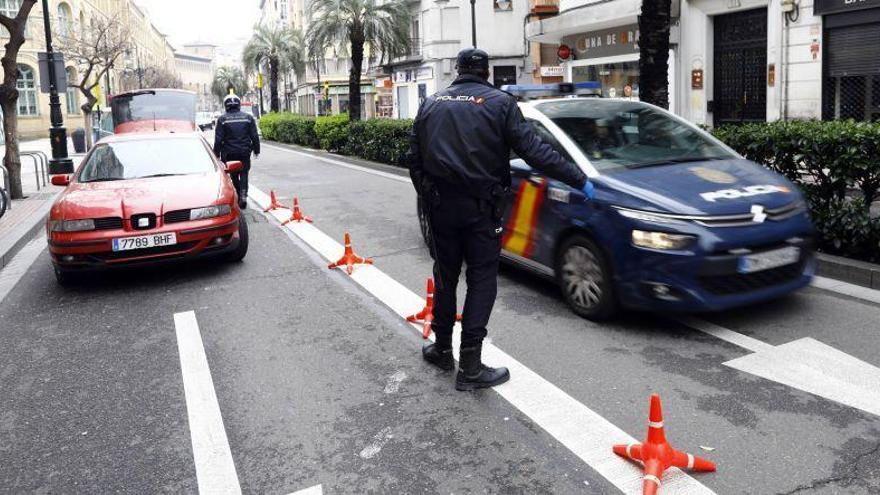 Una mujer ebria escupe a los agentes que le informan de que no podía estar en la calle