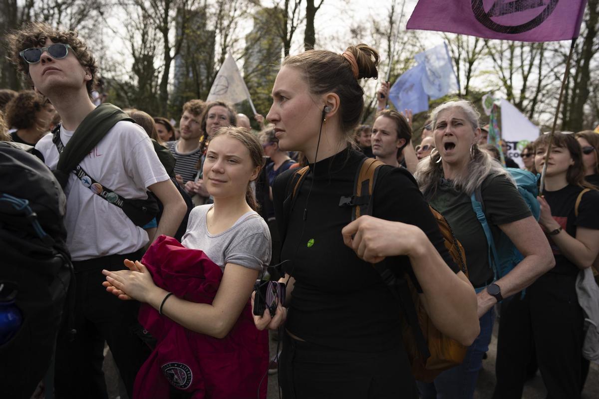 La activista climática Greta Thunberg  es detenida por agentes de policía durante una manifestación climática