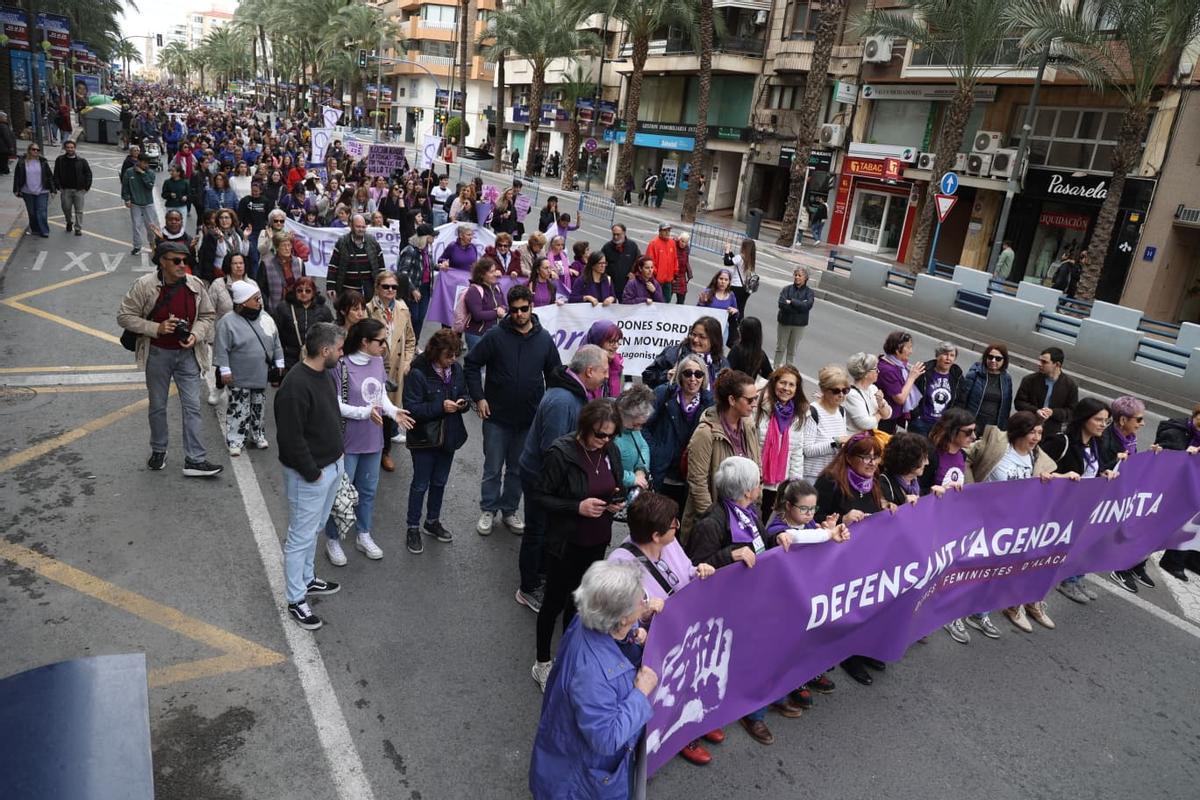 La multitudinaria marcha feminista en Alicante por el 8M, en imágenes
