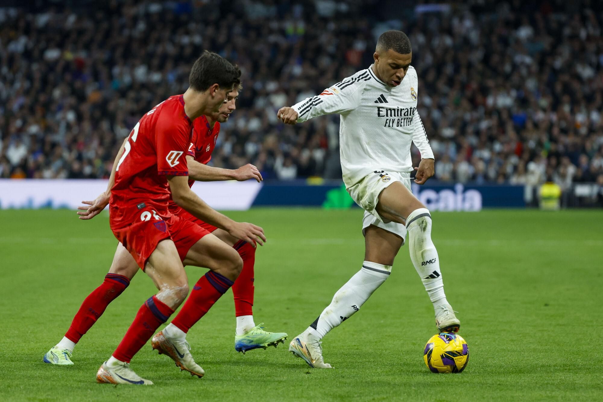 MADRID, 22/12/2024.- El delantero francés del Real Madrid Kylian Mbappé (d) durante el partido de LaLiga entre el Real Madrid y el Sevilla, este domingo en el estadio Santiago Bernabéu. EFE/ JuanJo Martín