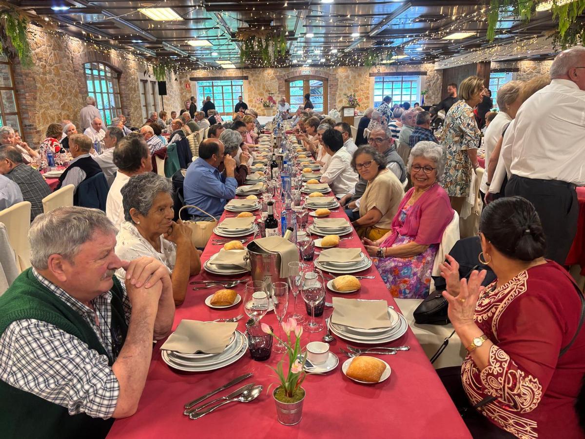 La fiesta de los pensionistas de Lugones para homenajear a su "jubilado mayor" La fiesta de los pensionistas de Lugones para homenajear a su "jubilado mayor"