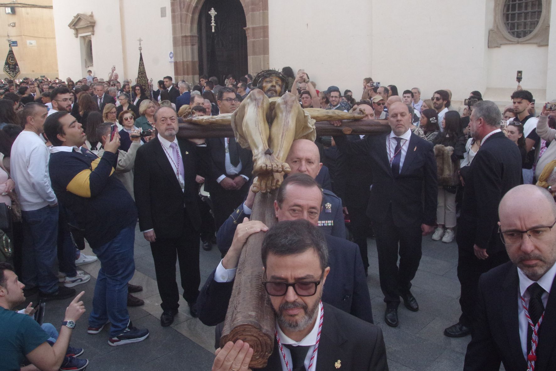 El Cristo de la Sangre, trasladado a hombros desde San Felipe Neri este Domingo de Pasión.