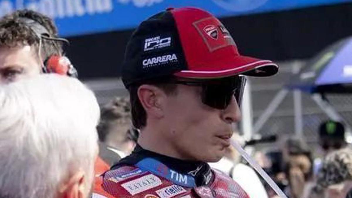 Tardozzi, d’esquena, al costat de Marc Márquez, diumenge a Goiânia. | ALEJANDRO CERESUELA