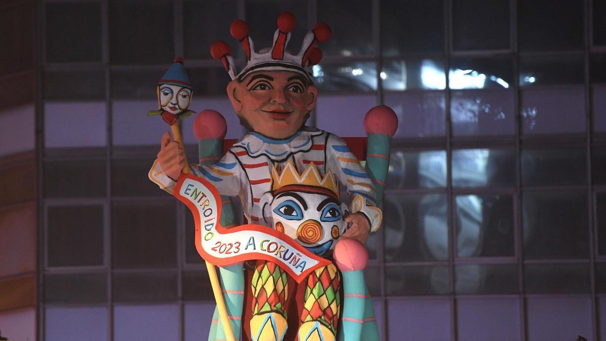 El Dios Momo, entronizado en el Obelisco durante el Carnaval de 2023 en A Coruña.