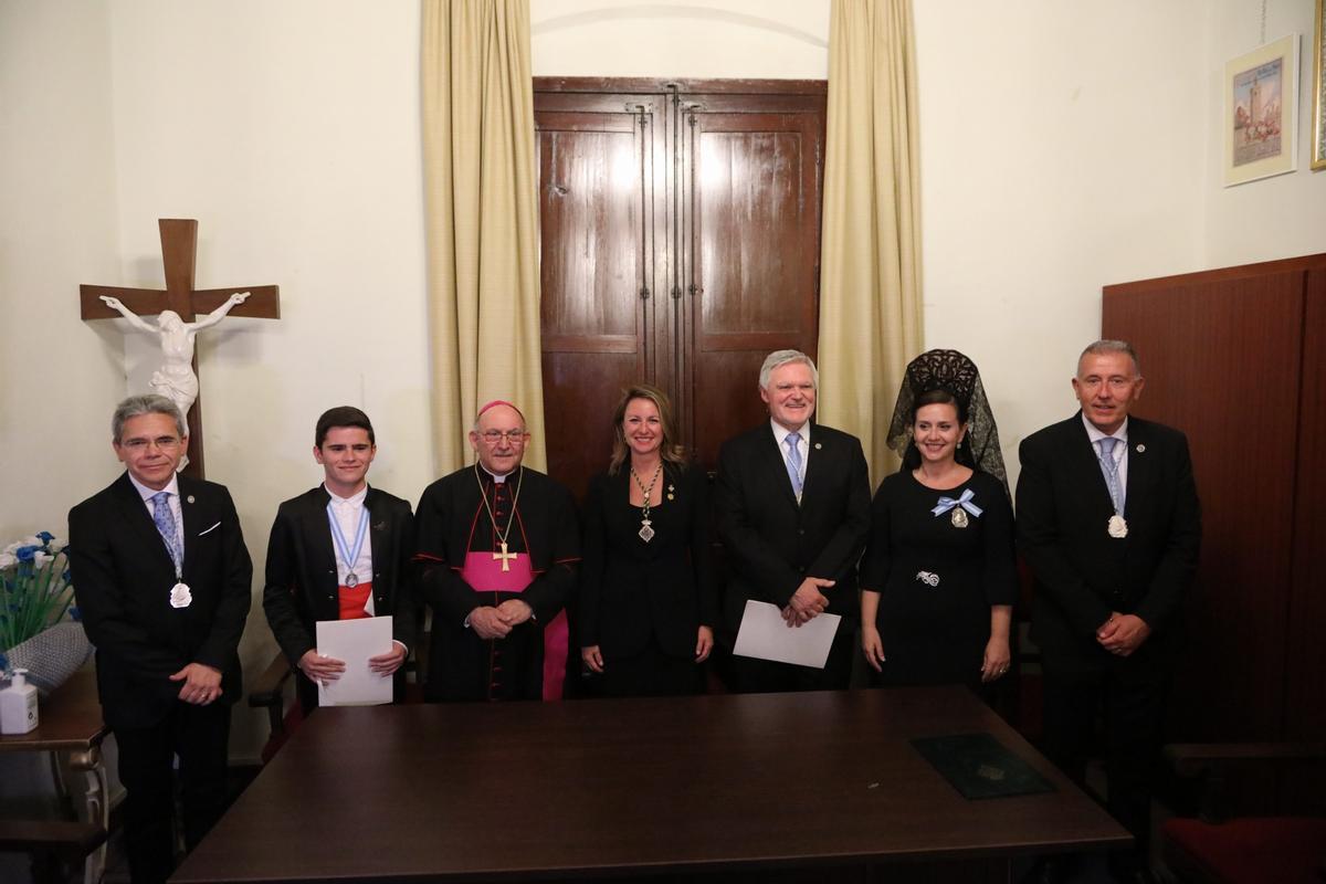 El nuevo clavario y el nuevo Perot junto a la clavariesa y el Perot 2024, el obispo y los presidentes de la Real Cofradía de la Virgen del Lledó, este domingo.