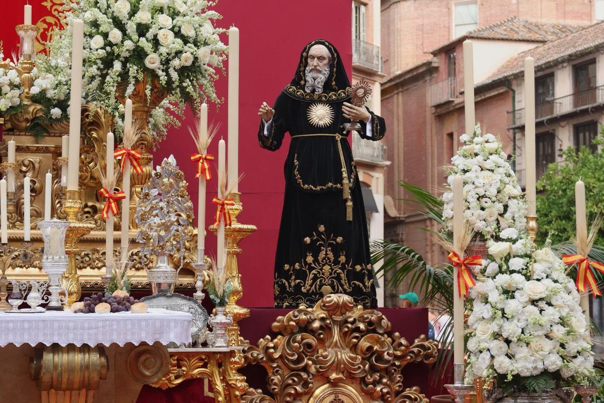 El conjunto se completa con el antiguo trono del Santísimo Cristo del Amor, un dosel con impronta victoriana, las imágenes de San Francisco de Paula y Santa Elena.