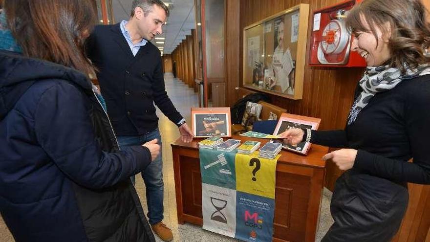 Silvia Villar y José Benito reparten un folleto sobre mediación. // G. S.