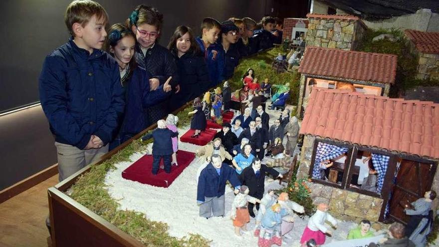 Alumnos del colegio Los Sauces visitando el belén de Campaña. // FdV