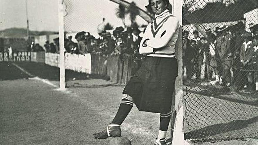 Irene posa en Riazor en 1925.