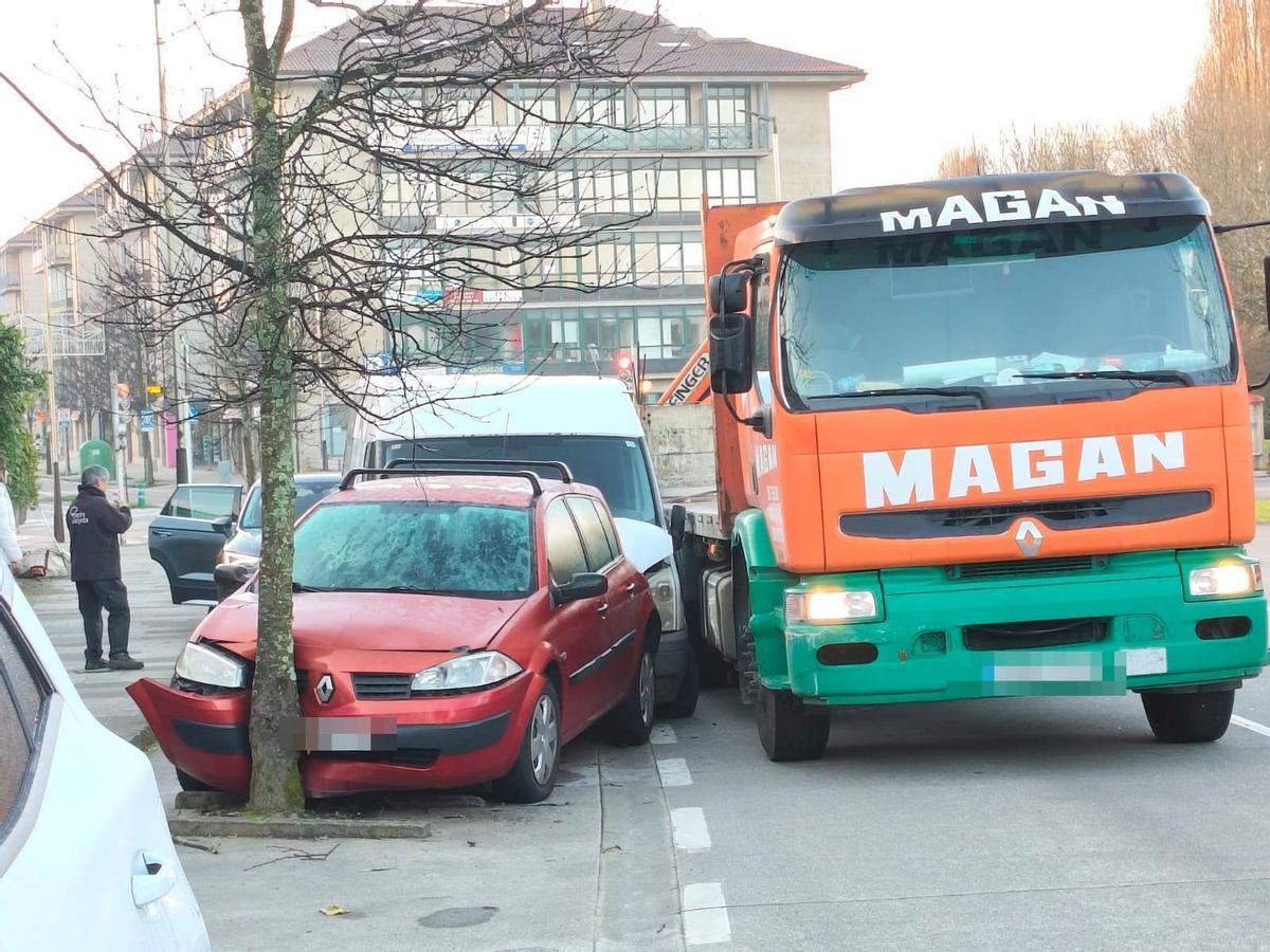 Un camión de Magan se lleva por delante tres coches en la zona de Galeras