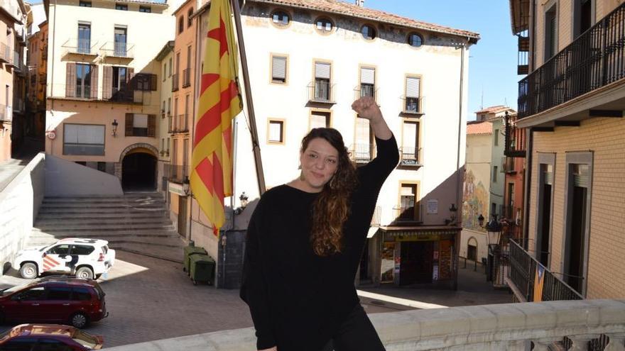 Montse Venturós amb el puny enlaire davant de l&#039;estelada objecte de la discòrdia al balcó consistorial aquest dimecres