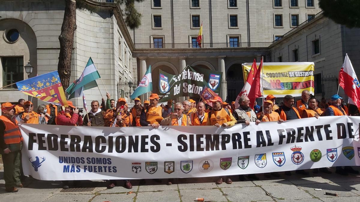 Concentración de cazadores ante el Ministerio para la Transición Ecológica, el pasado jueves.