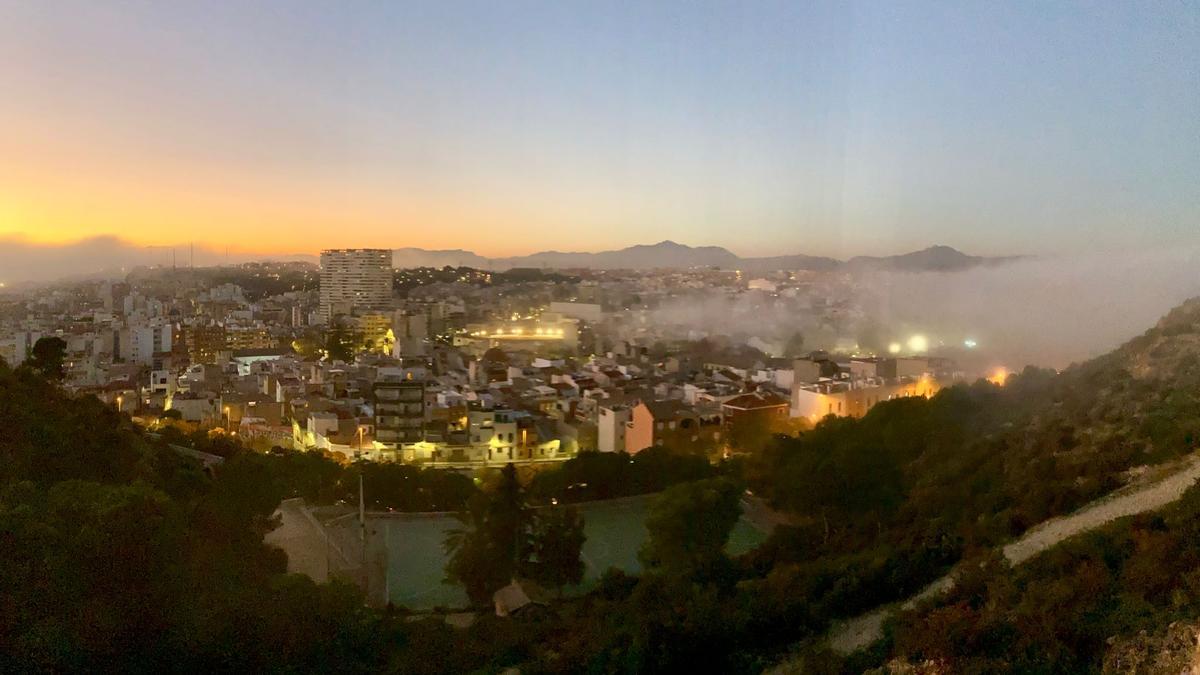 Una intensa niebla cubre el cielo de Alicante y hace "desaparecer" Santa Bárbara