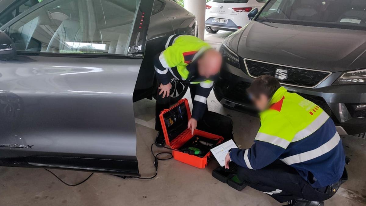 Mossos investigando un siniestro de tráfico examinando un vehículo