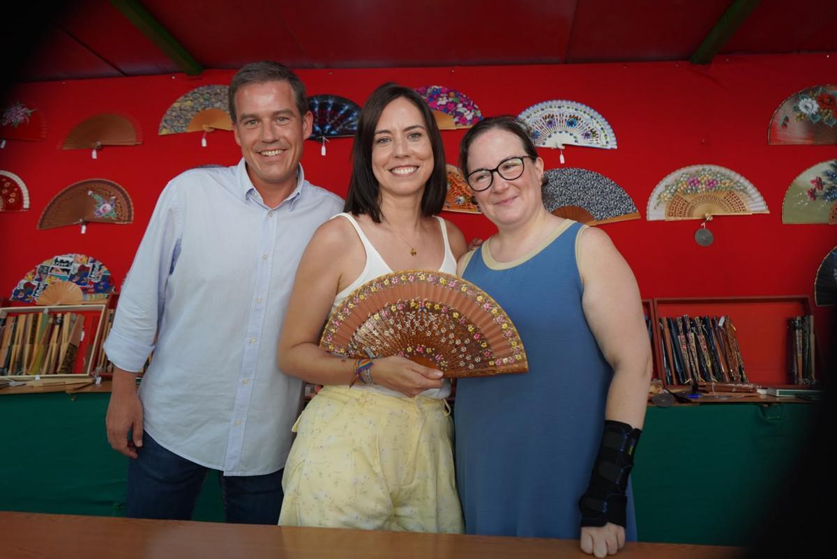 Diana Morant, con Roger Cerdà, en un puesto de abanicos.