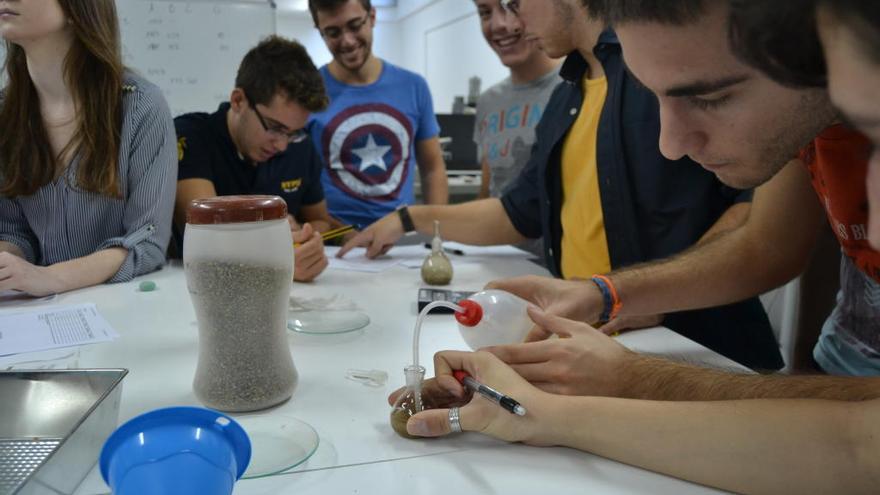 Alumnos en el laboratorio de Geotécnia.