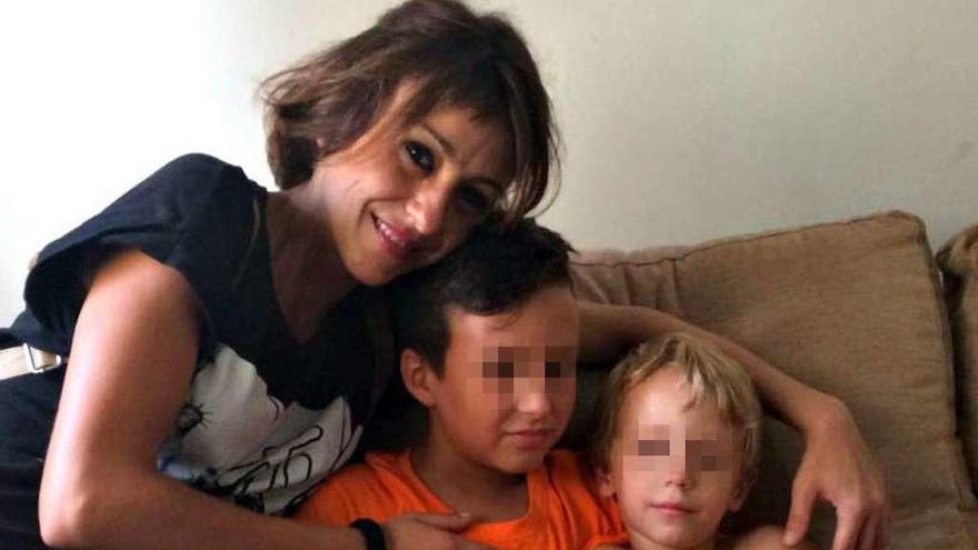 Juana Rivas, con sus dos hijos, en la primera foto que difunde tras su huida. // Efe