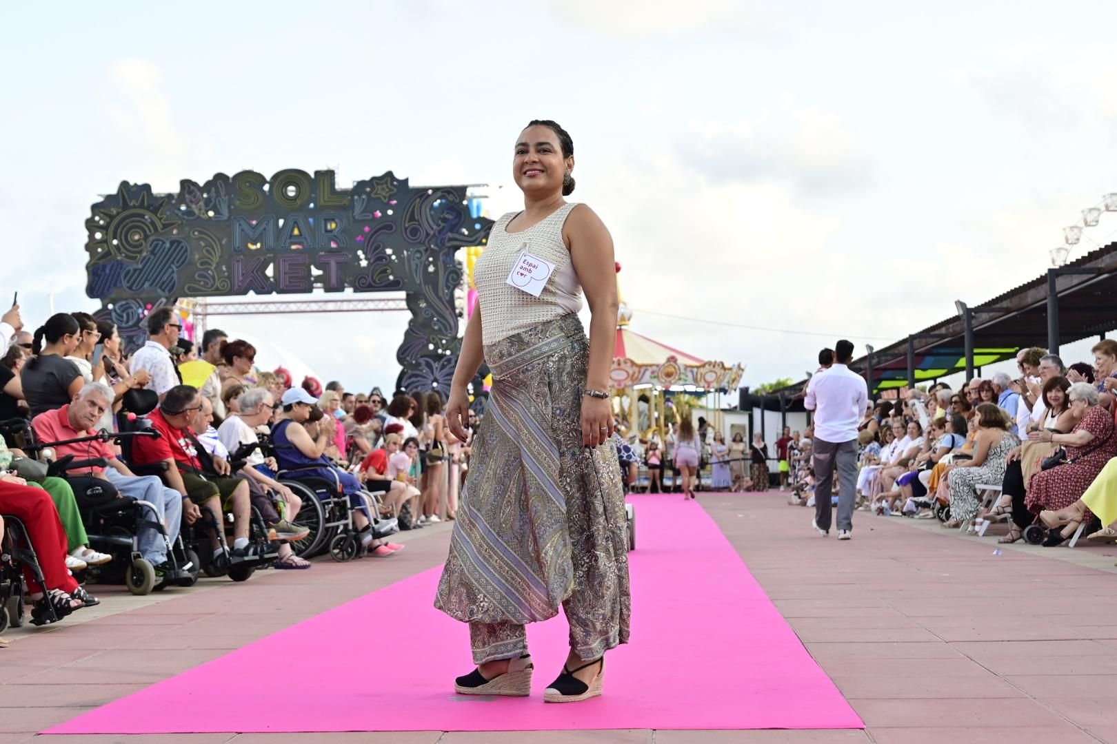 El Moll de Costa se viste de moda con el desfile solidario de Cáritas