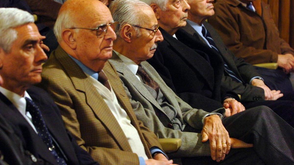 El dictador argentino Jorge Rafael Videla (tercero por la izquierda), junto a otros de los juzgados por crímenes de lesa humanidad, hoy en el juzgado.