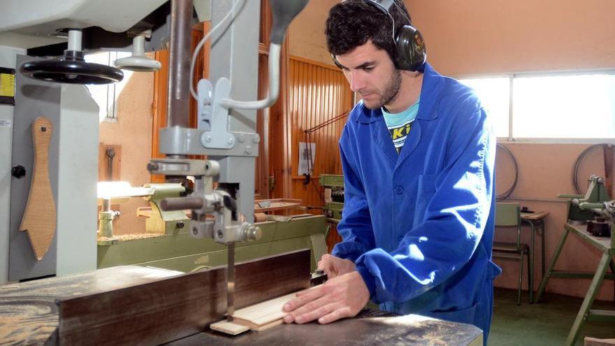 Un alumno en una clase del instituto de FP de A Xunqueira en Pontevedra. // FdV