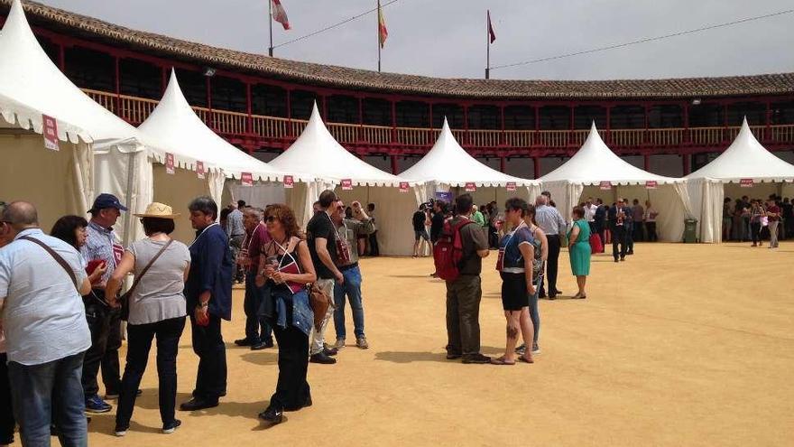 La plaza de toros de Toro, ayer domingo, durante la VI Feria del Vino.