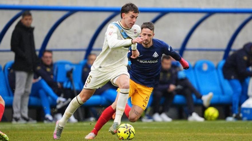 Barcia conduce el balón ante el Andorra.
