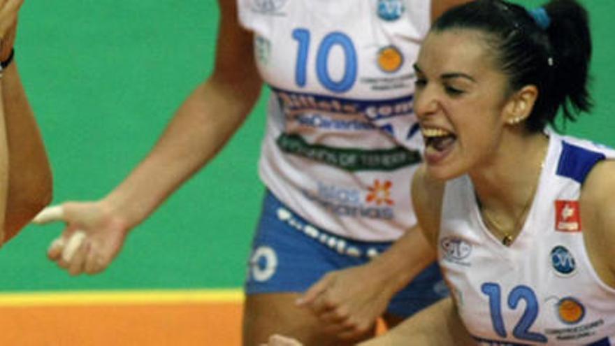 Lucía Paraja celebra un punto durante un partido.