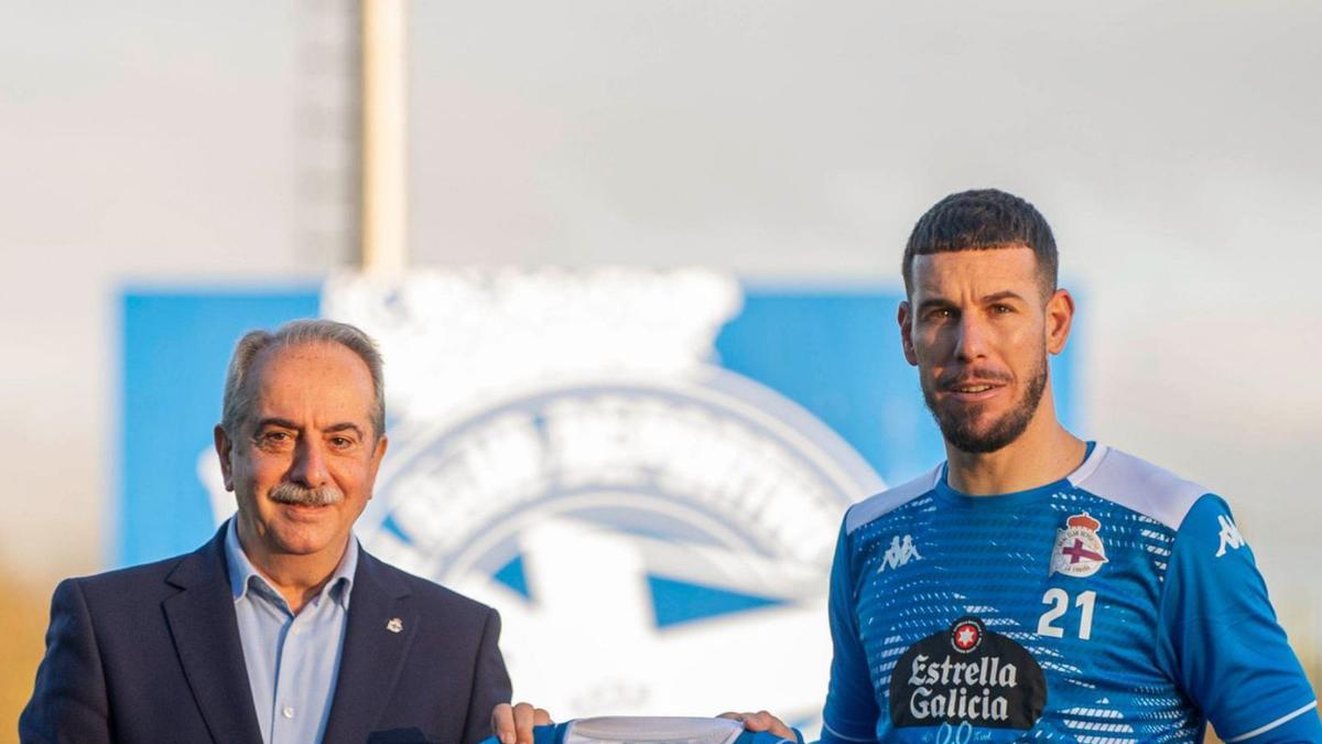 Álvaro Rey, ayer en su presentación con el presidente deportivista, Antonio Couceiro. |  // RCD