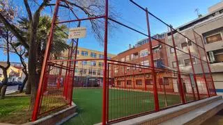 Elda renueva la pista deportiva urbana del parque de la Cruz Roja para mejorar la seguridad del vallado