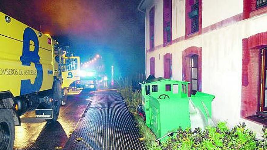 Arriba, camiones de Bomberos ante el restaurante. A la derecha, un bombero accede a la segunda planta del inmueble.