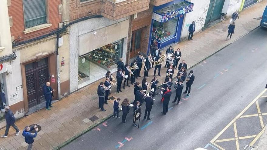 Acordes para estrenar el año: la Banda de Música llena las calles de Mieres de villancicos