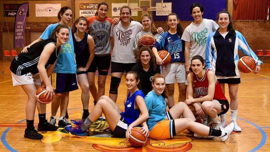 El equipo de Maristas posa en la cancha del colegio donde entre hoy y el domingo se disputará la fase de ascenso a Liga Femenina 2.