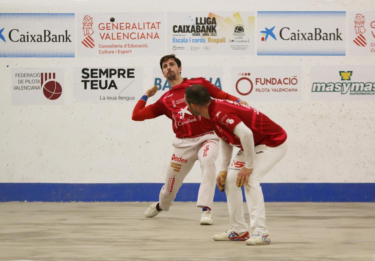 Puchol II, Santi i Carlos són líders en solitari en la modalitat d’escala i corda.